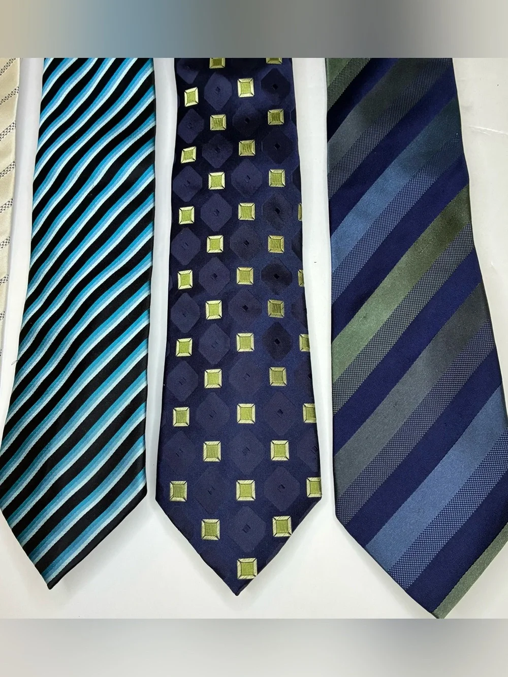 7- BCBG 100% Silk Men’s Neckties 3 MAXAZRIA & 4 ATTITUDE good condition 58”-61”